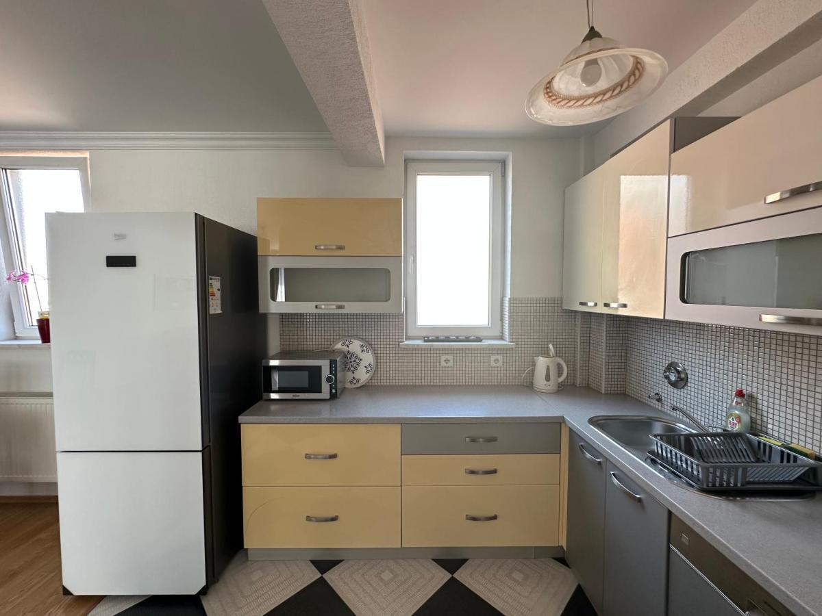 Spacious 3-Bedroom Condo Next To City Center Приштина Экстерьер фото