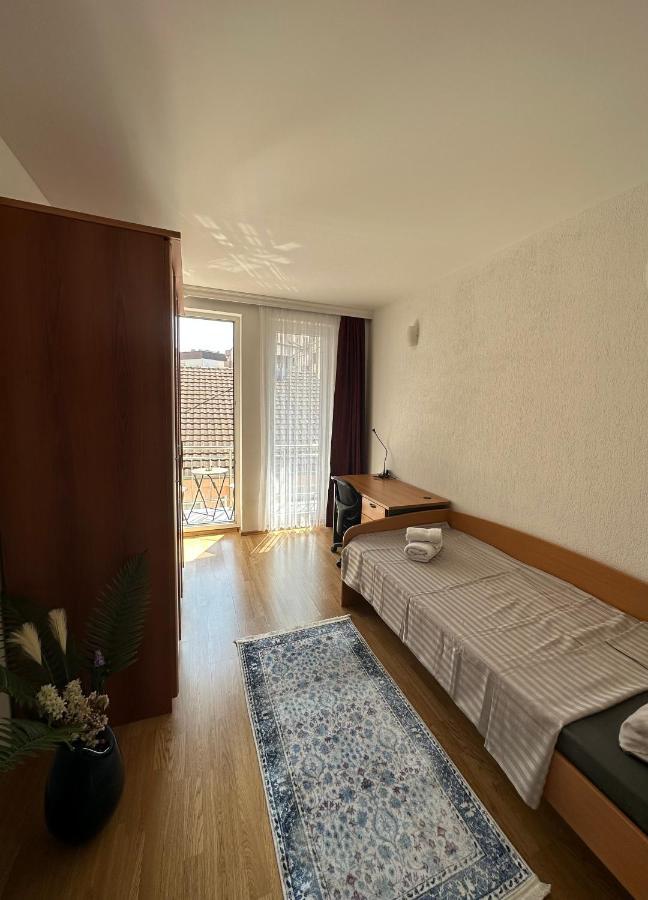 Spacious 3-Bedroom Condo Next To City Center Приштина Экстерьер фото